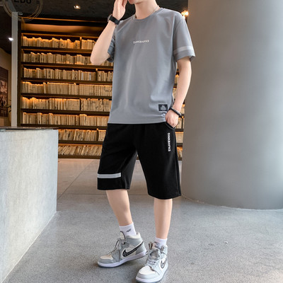 Lühikeste varrukate ja pealdisega meeste spordimeeskond