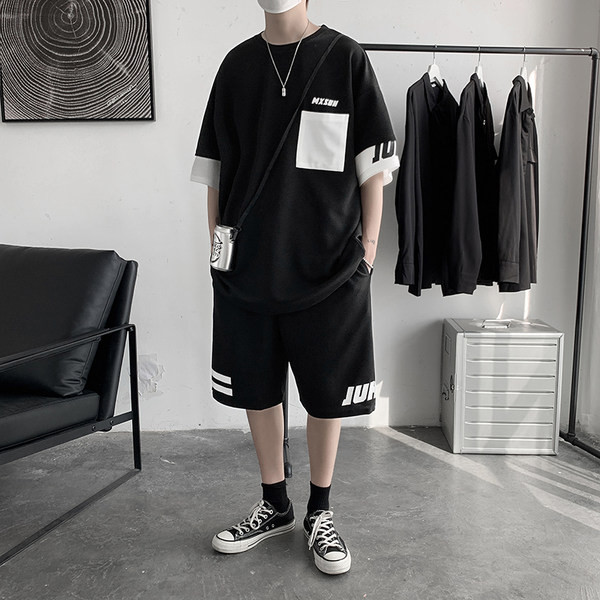 Muški sportski tim u dvije boje i natpisom