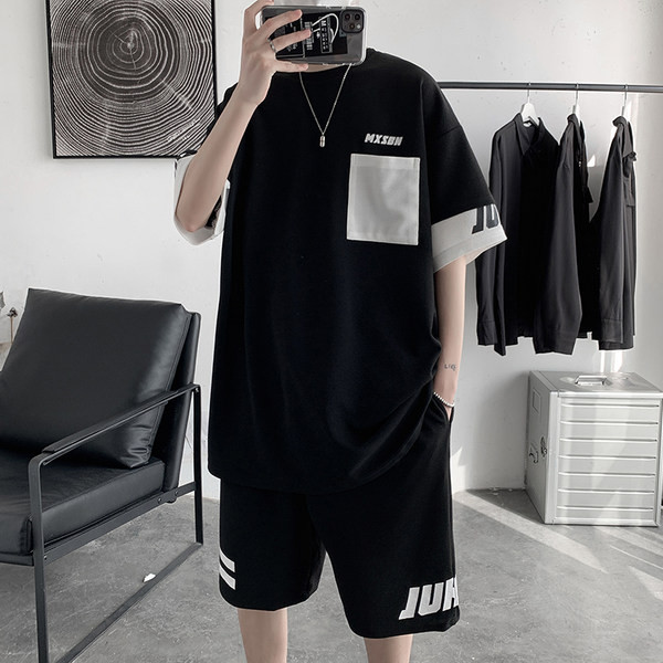 Muški sportski tim u dvije boje i natpisom