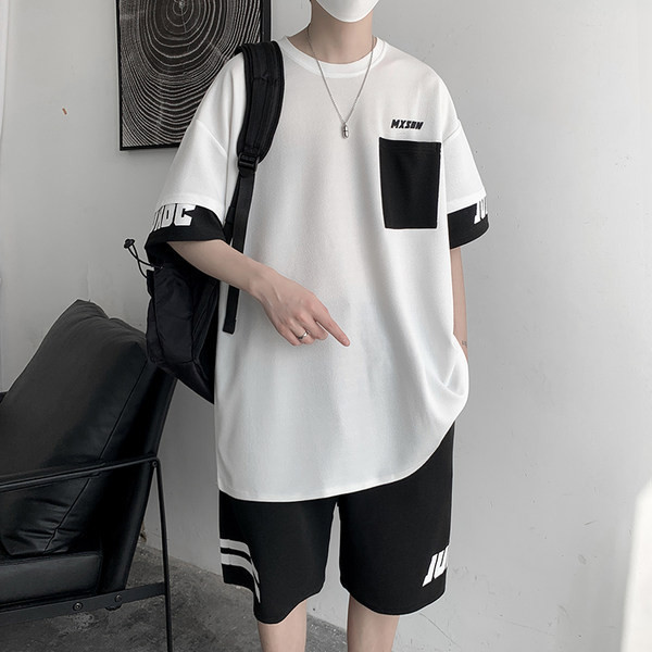 Muški sportski tim u dvije boje i natpisom