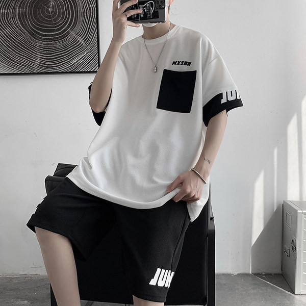 Muški sportski tim u dvije boje i natpisom