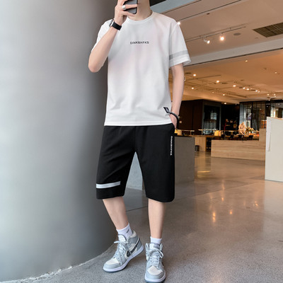 Meeste igapäevane spordimeeskond kahes osas mitmes värvitoonis