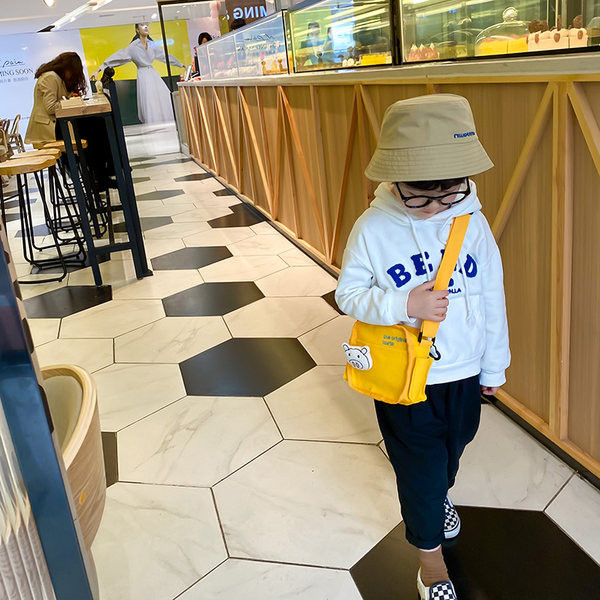 Moodne kirjaga lastekott poistele