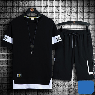 Vyrų sporto komanda su aplikacijomis ir užrašu