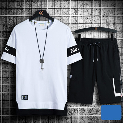 Vyrų sporto komanda su aplikacijomis ir užrašu