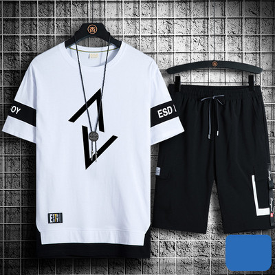 Vyrų sporto komanda su aplikacijomis ir užrašu