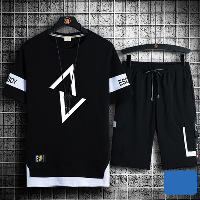 Vyrų sporto komanda su aplikacijomis ir užrašu