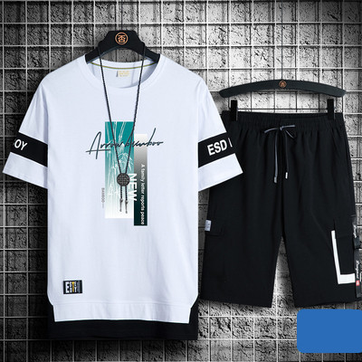 Vyrų sporto komanda su aplikacijomis ir užrašu