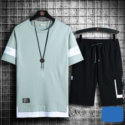 Vyrų sporto komanda su aplikacijomis ir užrašu