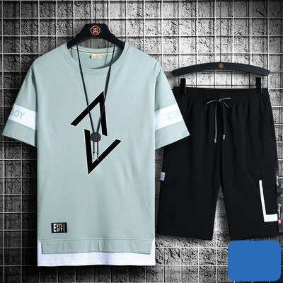 Vyrų sporto komanda su aplikacijomis ir užrašu