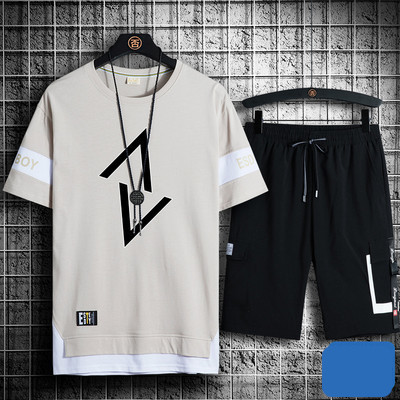 Vyrų sporto komanda su aplikacijomis ir užrašu