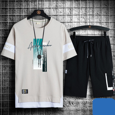 Vyrų sporto komanda su aplikacijomis ir užrašu