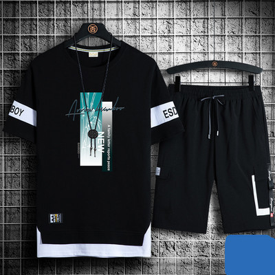 Vyrų sporto komanda su aplikacijomis ir užrašu