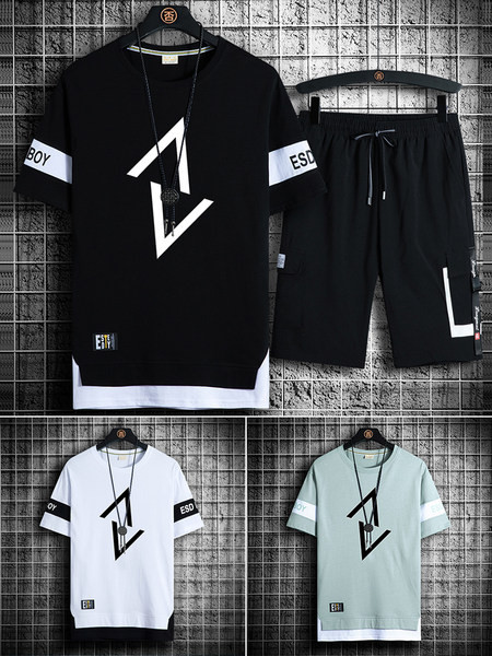 Vyrų sporto komanda su aplikacijomis ir užrašu