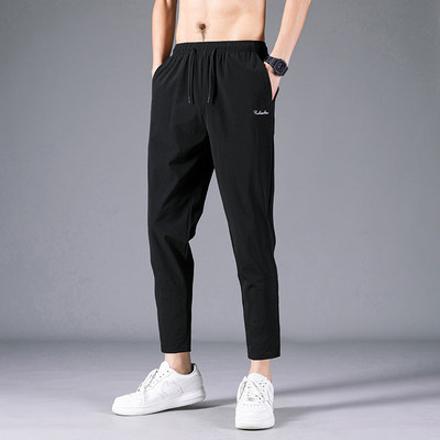 Vabaaja taskutega meeste püksid