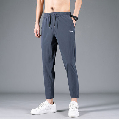 Vabaaja taskutega meeste püksid