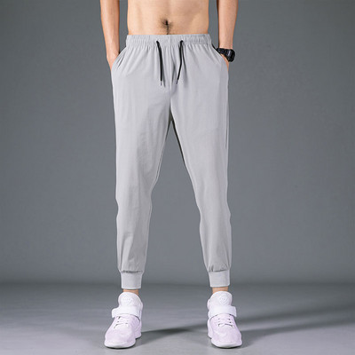 Vabaaja taskutega meeste püksid