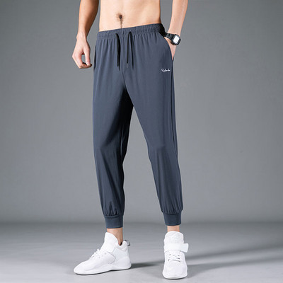 Vabaaja taskutega meeste püksid