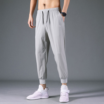 Vabaaja taskutega meeste püksid