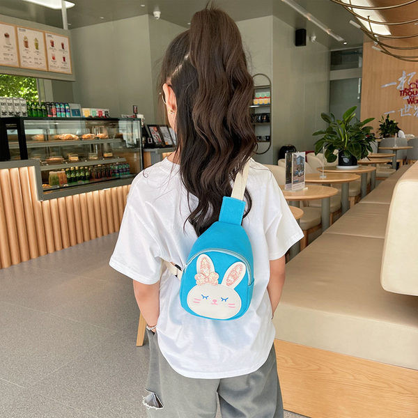 Mūsdienīga bērnu soma ar 3D elementu un rāvējslēdzēju