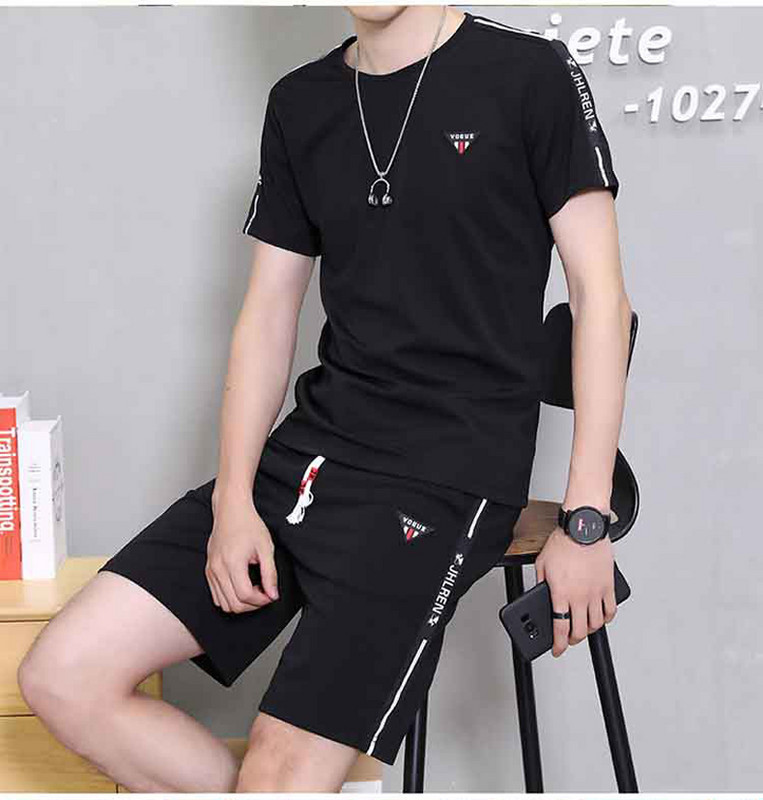 Dnevna muška ekipa od majice i kratkih hlačica