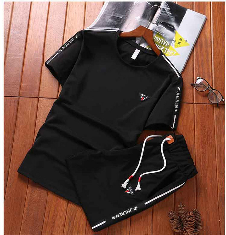 Dnevna muška ekipa od majice i kratkih hlačica