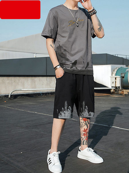 Muški dvodijelni sportski tim s aplikacijama