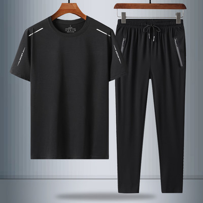 Meeste suvespordimeeskond O-kujulise kraega ja varrukal kiri