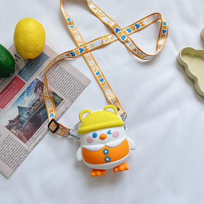 Moderna dječja torba za rame s 3D elementima