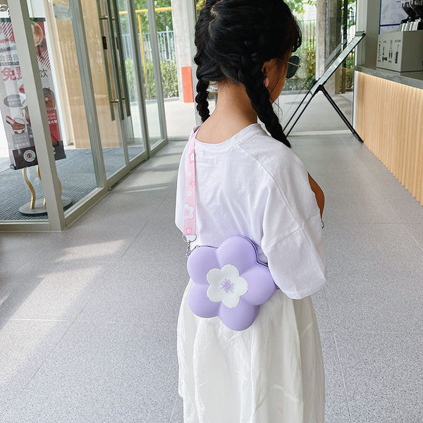 Κομψή παιδική τσάντα ώμου σε σχήμα λουλουδιού