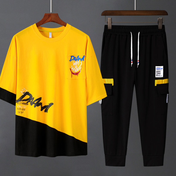 Ανδρική αθλητική φόρμα από κοντομάνικο μπλουζάκι και παντελόνι