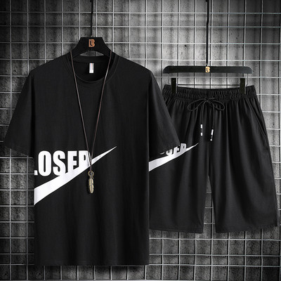 Suvine meeste vabaaja komplekt T-särgist ja lühikestest pükstest