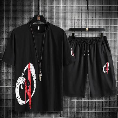 Suvine meeste vabaaja komplekt T-särgist ja lühikestest pükstest