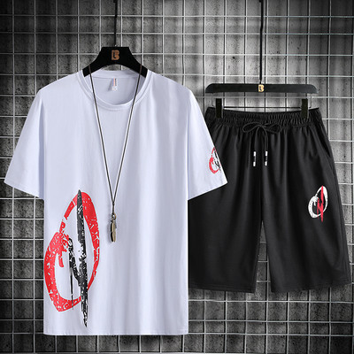 Suvine meeste vabaaja komplekt T-särgist ja lühikestest pükstest