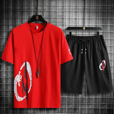 Suvine meeste vabaaja komplekt T-särgist ja lühikestest pükstest