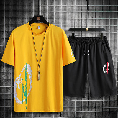 Suvine meeste vabaaja komplekt T-särgist ja lühikestest pükstest