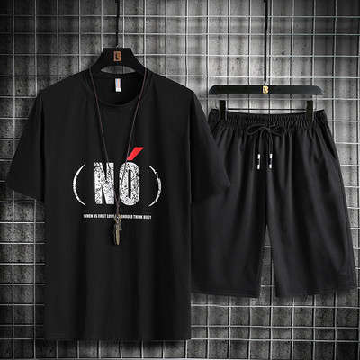 Suvine meeste vabaaja komplekt T-särgist ja lühikestest pükstest