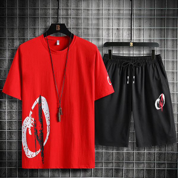 Suvine meeste vabaaja komplekt T-särgist ja lühikestest pükstest