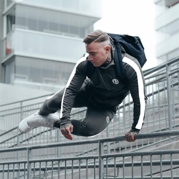 Kolmes värvitoonis meeste spordikomplekt