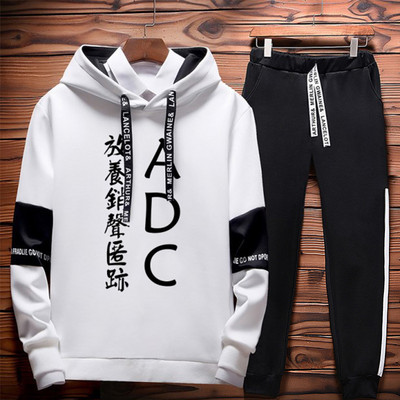 Pikkade varrukate ja kirjaga meeste spordimeeskond