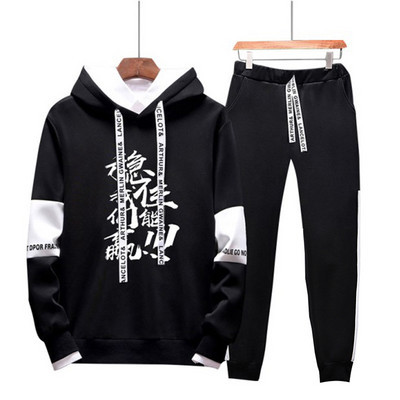 Pikkade varrukate ja kirjaga meeste spordimeeskond