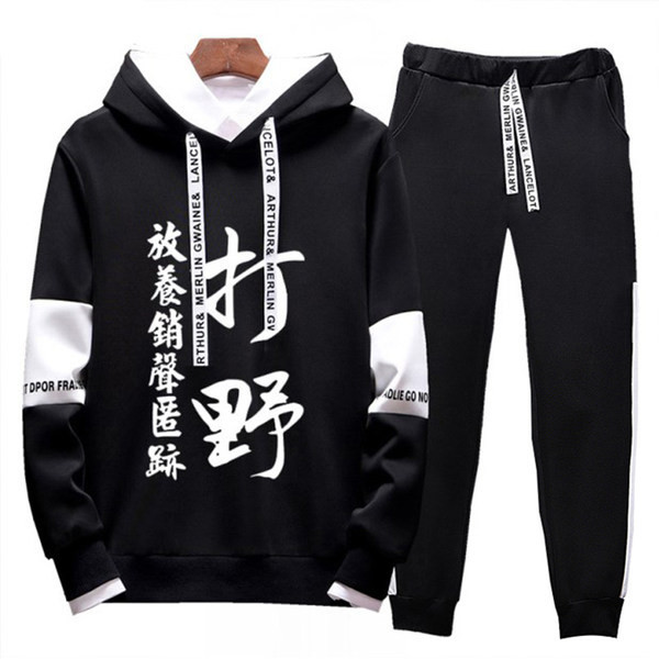 Pikkade varrukate ja kirjaga meeste spordimeeskond