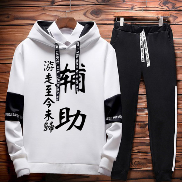 Pikkade varrukate ja kirjaga meeste spordimeeskond