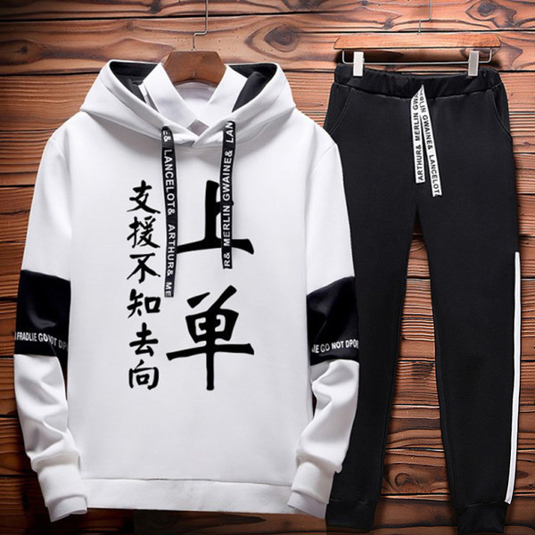 Pikkade varrukate ja kirjaga meeste spordimeeskond