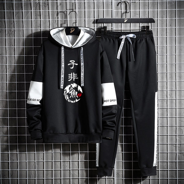 Echipa sportiva masculina cu aplicarea mai multor modele