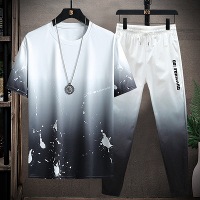 Moodne meeste komplekt kolmes värvitoonis T-särgist ja pükstest