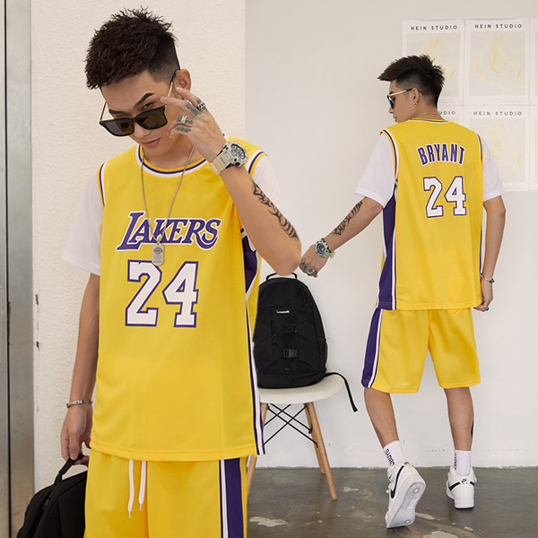 Muški sportski tim sa natpisom u dvije boje