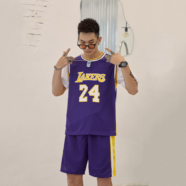 Muški sportski tim sa natpisom u dvije boje