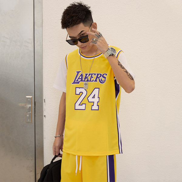 Muški sportski tim sa natpisom u dvije boje