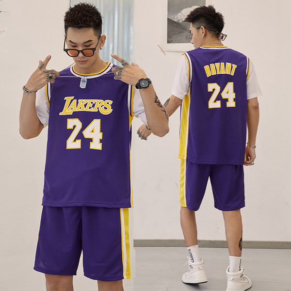 Muški sportski tim sa natpisom u dvije boje